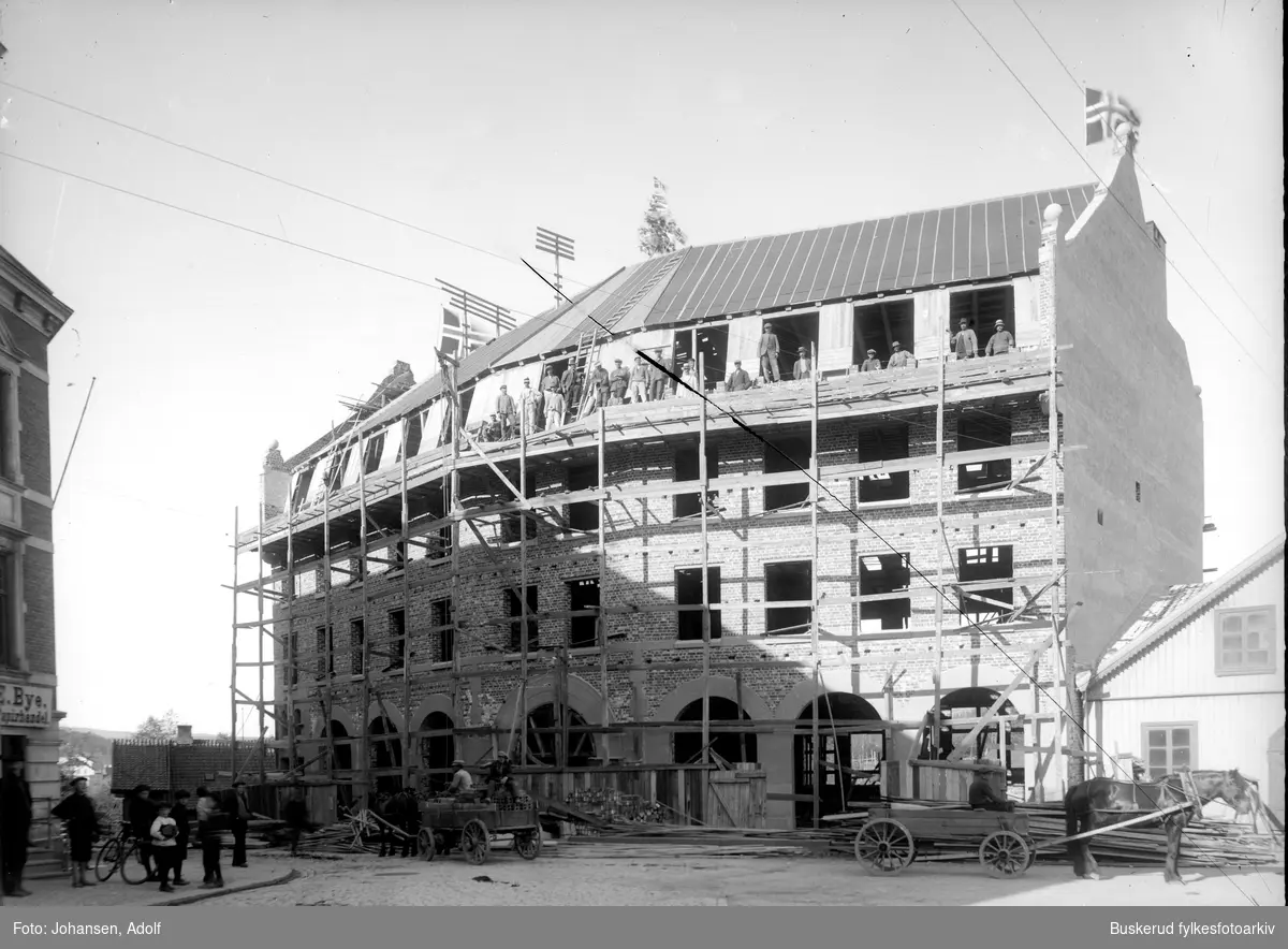 Hønefoss sparebank i Fossveien- S. Torg. Kranselag
Bildet er at av 585 bilder som ble vist under Frognerutstillingen i Oslo 1914.