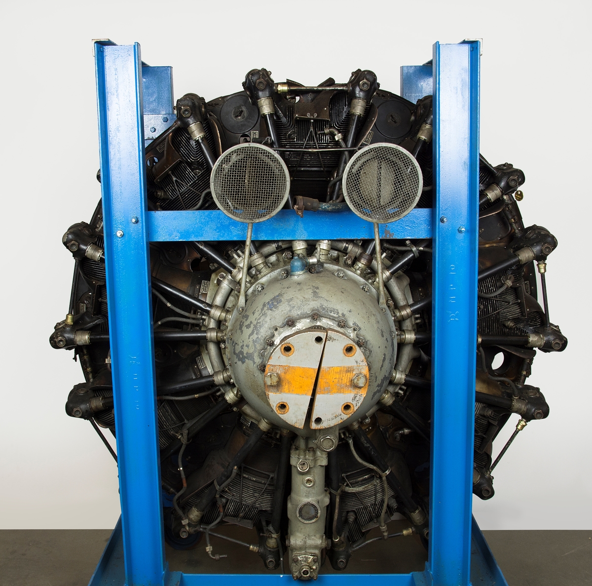 Flygmotor BMW 132 K. Motorn placerad i transportställning med hjul. 
Till fpl T2, fpl S12. 
Motorn är nio cylindrig stjärnmotor.