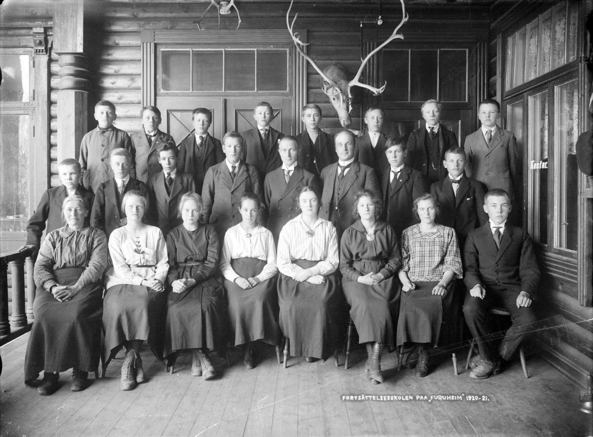 Kvinner og menn, klassebilde, fortsettelsesskolen på Furuheim 1920-1921