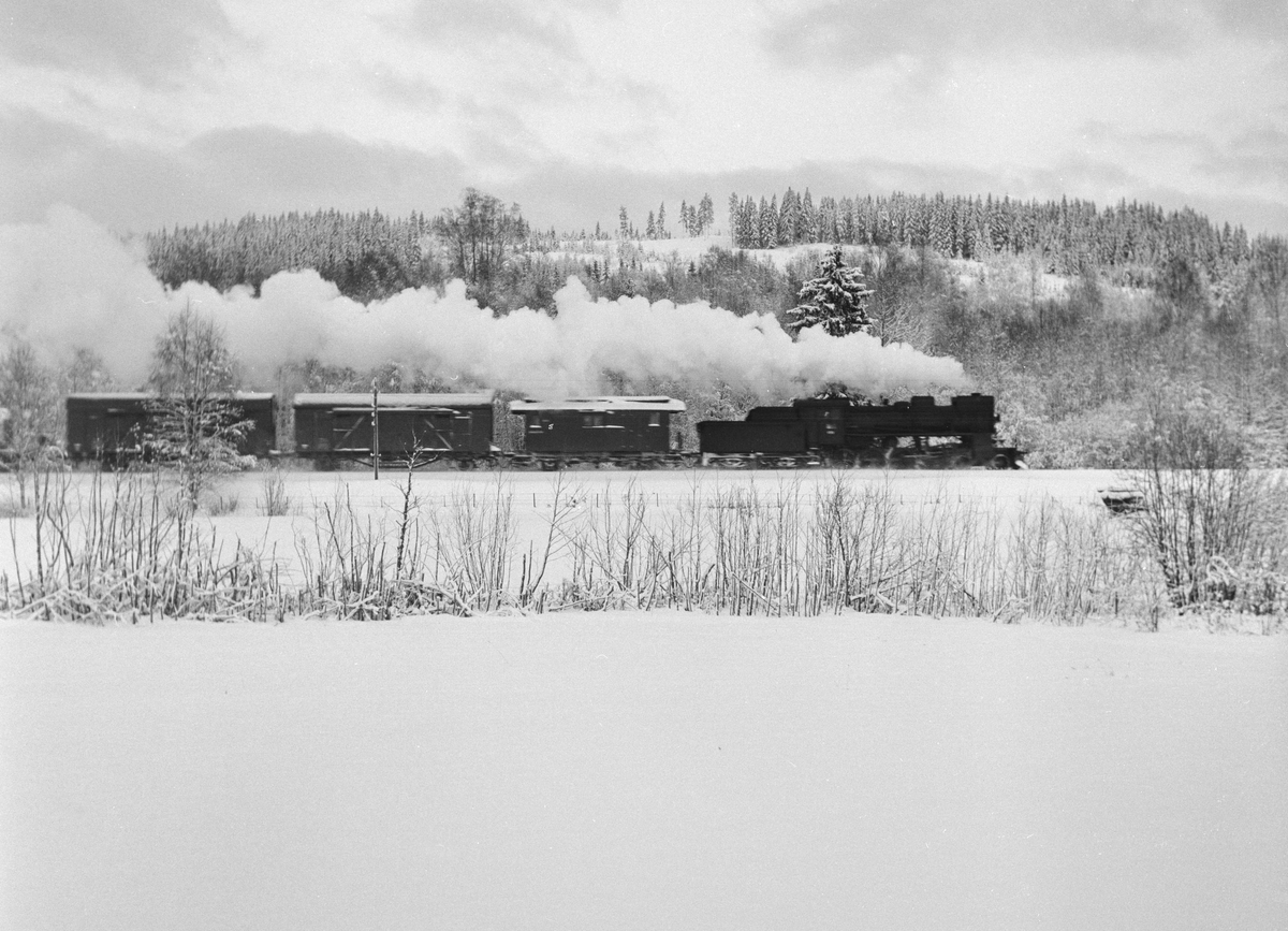 Godstog på Solørbanen trukket av damplokomotiv 26c nr, 433 .