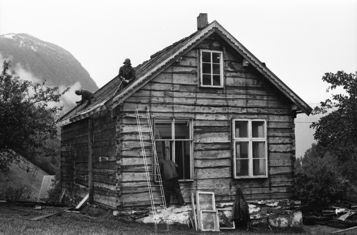 Dokumentasjons-serie av flyttinga av Norddalskulen til Sunnmøre Museum. Motivene viser riving, flytting og gjenreisinga i Borgundgavlen.