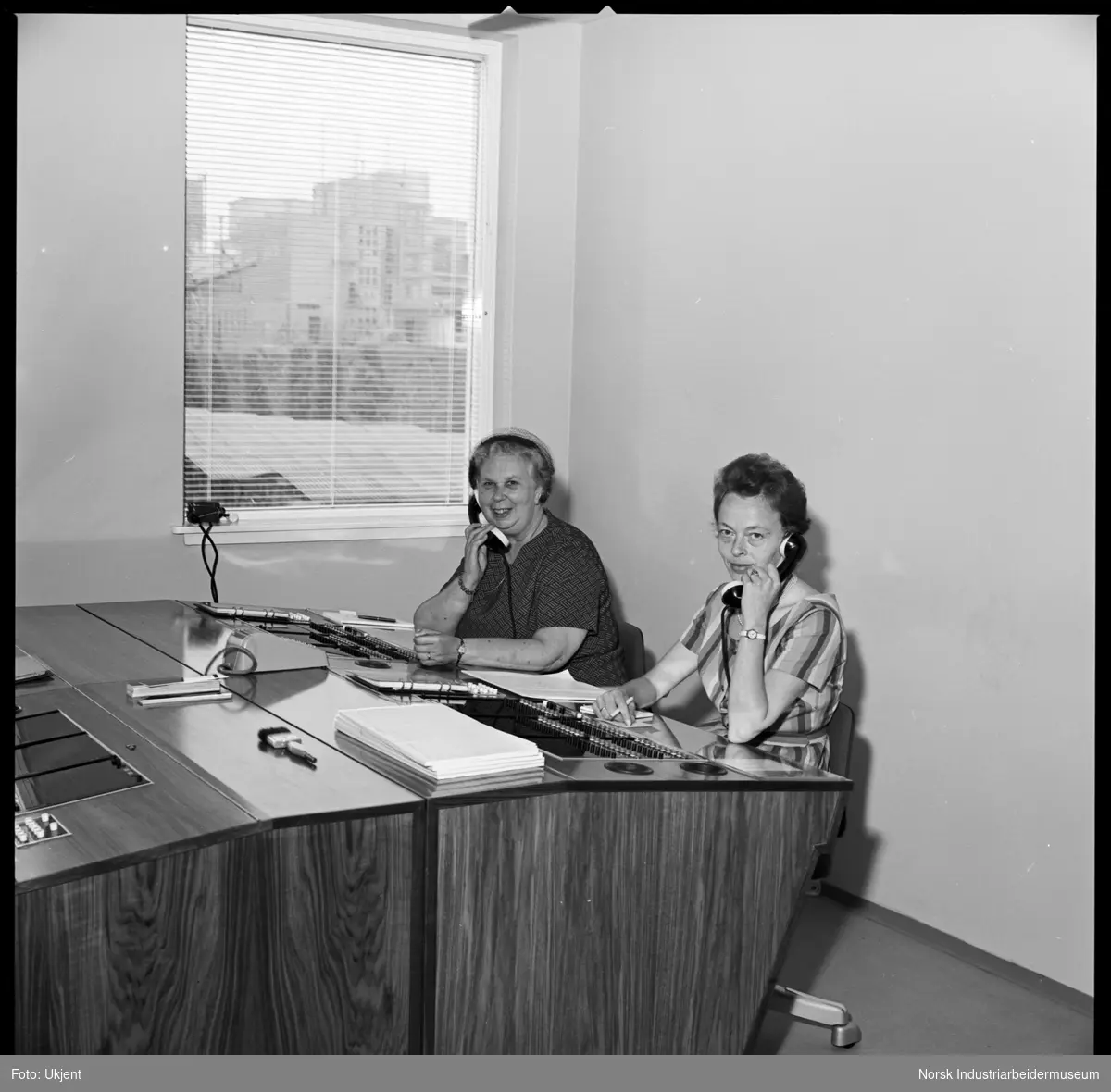 Start av ny telefonsentral. Telefonoperatører. Randi Norby (til venstre) var Eidanger salpeterfabrikks første telefonoperatør