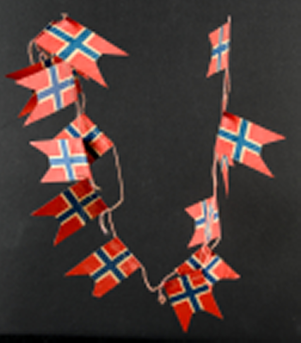 Flagglenken består av 16 splittflagg festet på en rød og hvit bomullstråd.