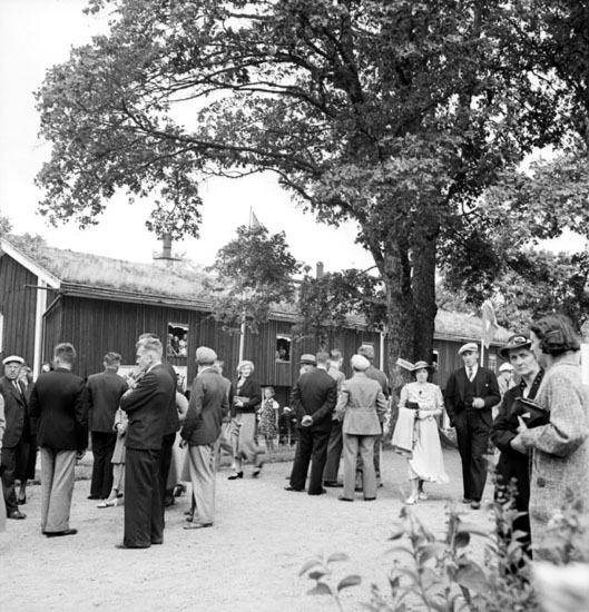 Festligheter vid Siggebohyttan den 1 augusti 1937. Folk har samlats på gårdsplanen intill Siggebohyttans bergsmansgård.