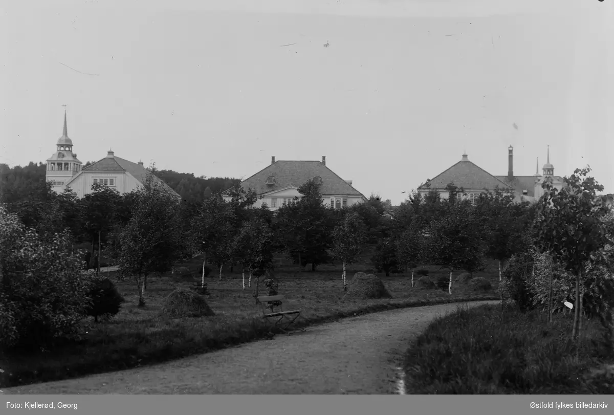 Ukjent park (?) i Sandefjord 1909. Ukjente bygninger i bakgrunnen.