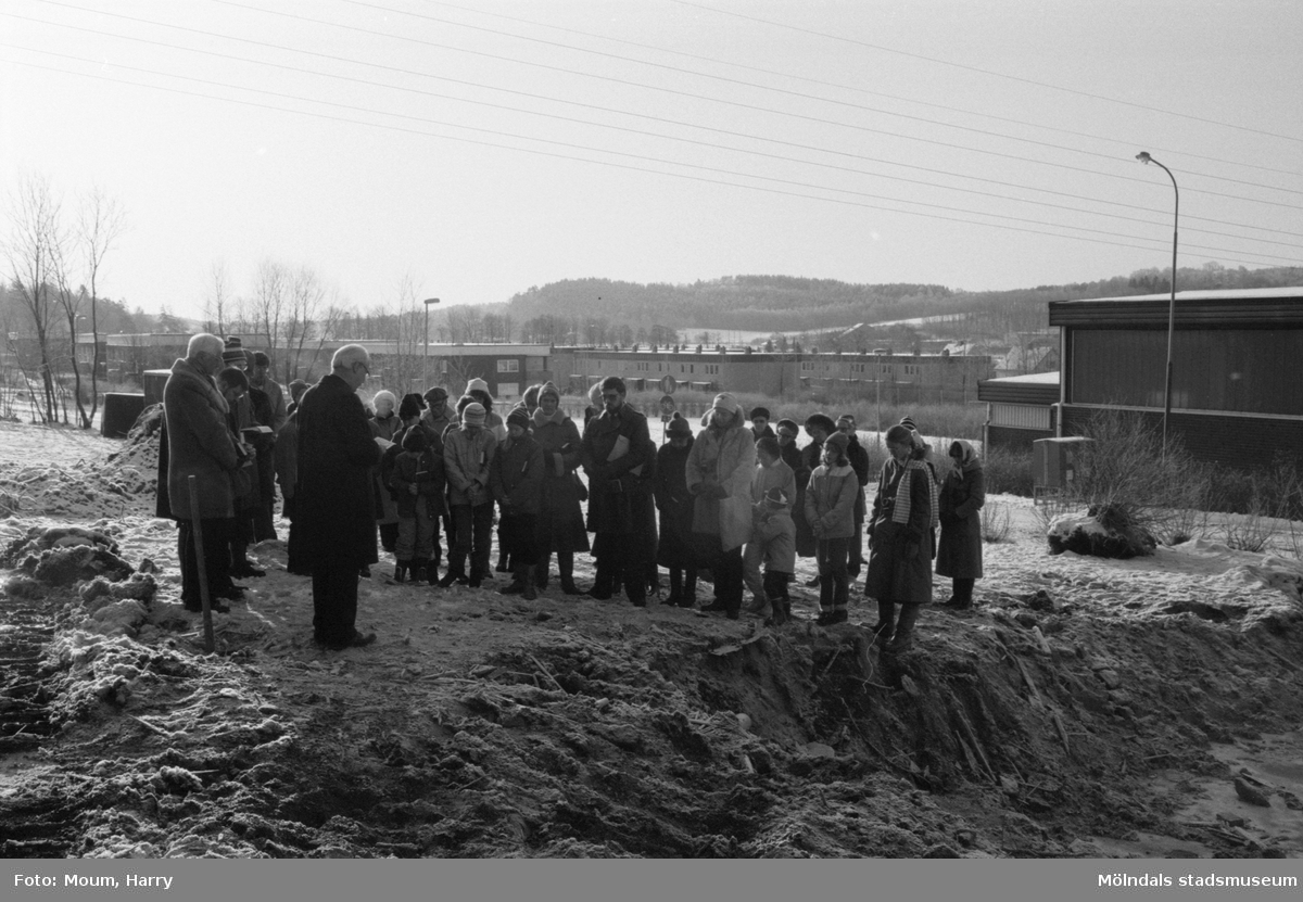 Andakt i samband med att man tar första spadtaget till Fågelbergskyrkan i Rävekärr, år 1984.

För mer information om bilden se under tilläggsinformation.