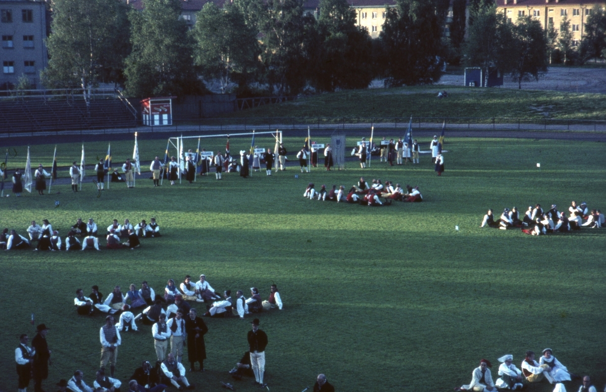 Folkdans och spelmansstämma i Örebro 16-19 juli 1965 i samband med Örebros 700 årsjubileum.
Fannborg på innerplanen på Eyravallen.