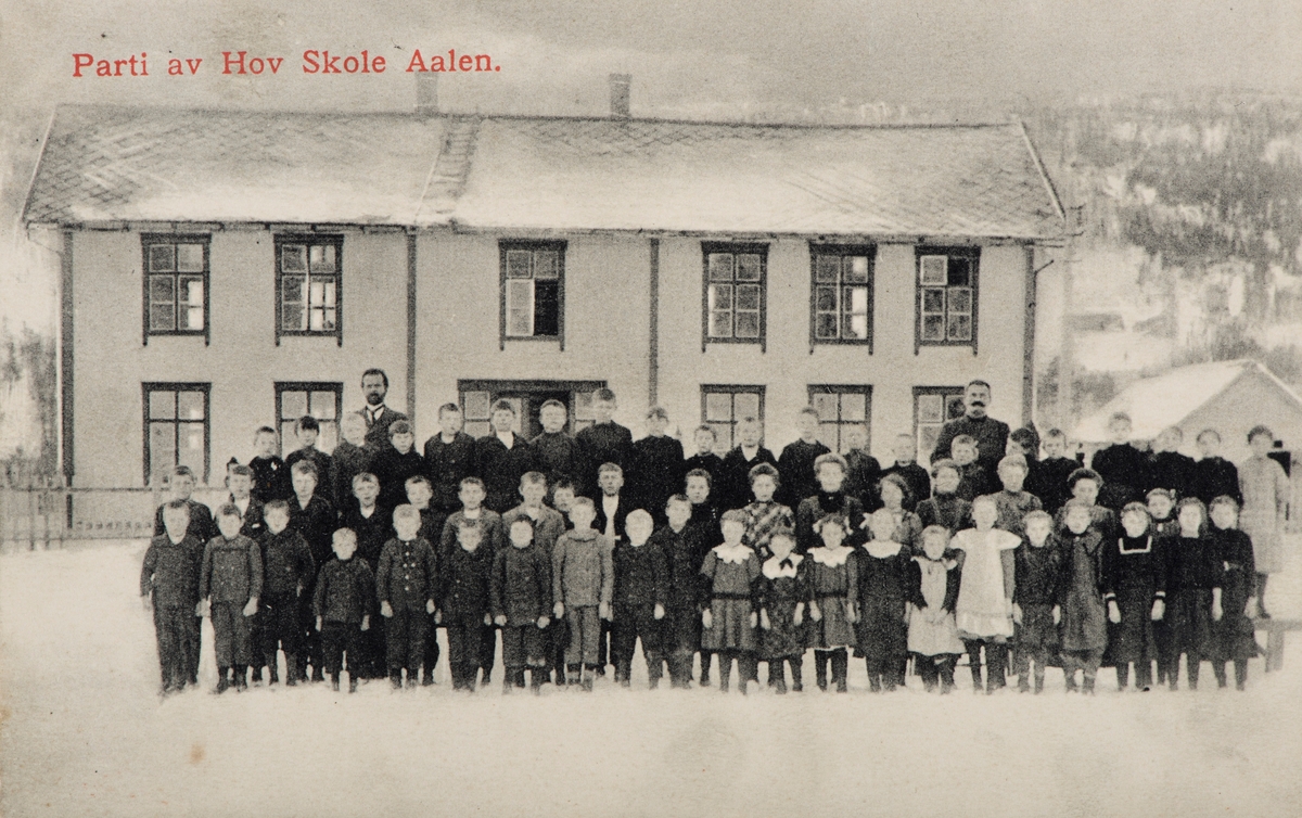 Postkort. Parti av Hov skole Aalen. Ålen. Skolebygning, gruppe skoleelever. 1910-1912.
