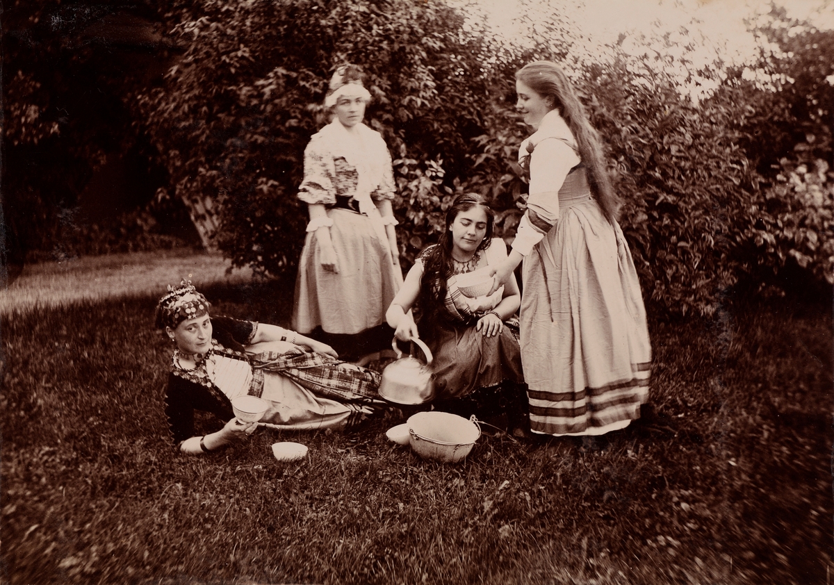 Fire kvinner i kostyme i hagen, fra venstre: Louise Maurer, Agnes Mathiesen, Julie Mathiesen, Elise Mathiesen.
