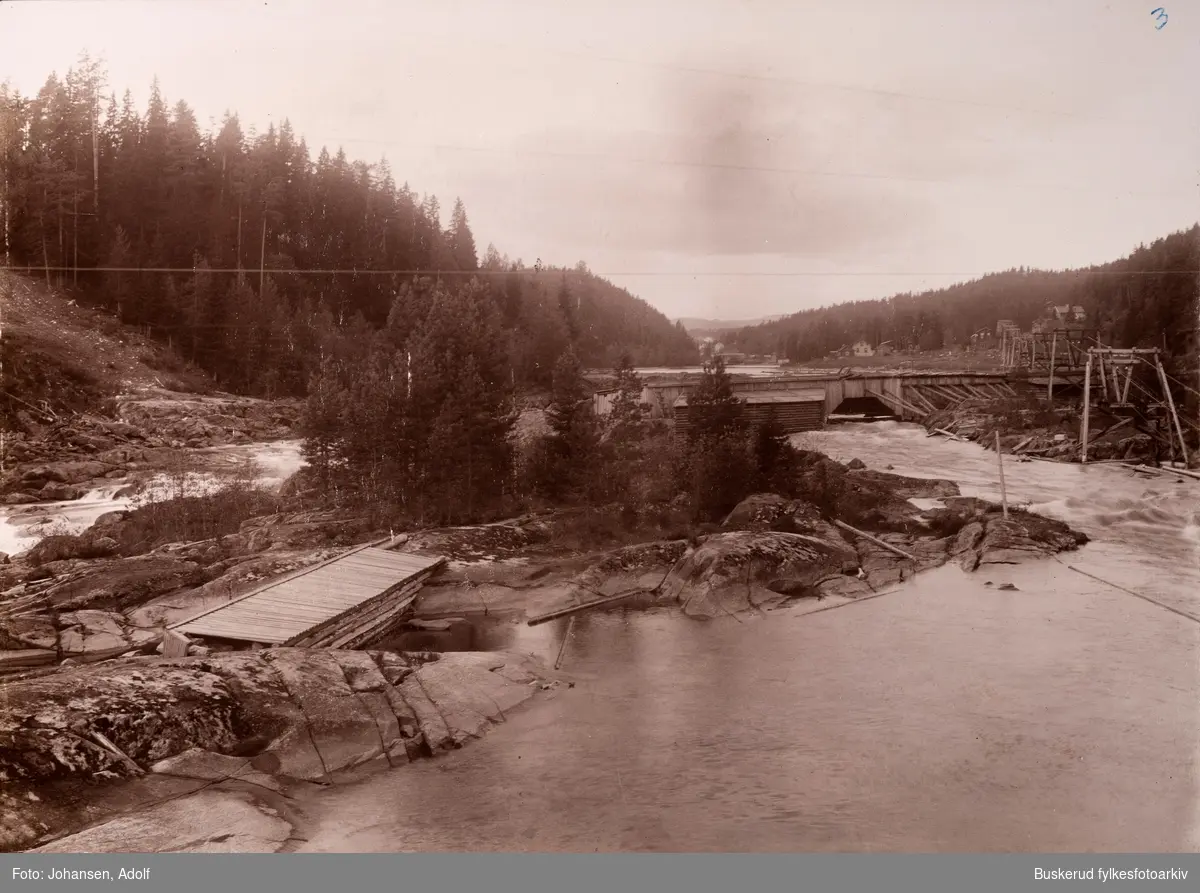 Fra album-  Fotografier fra De Aadalske Fosser
Parti fra elven Begna. Det gamle Nikolaykaret. som senere bvle neddemmet av Hensfoss dam.