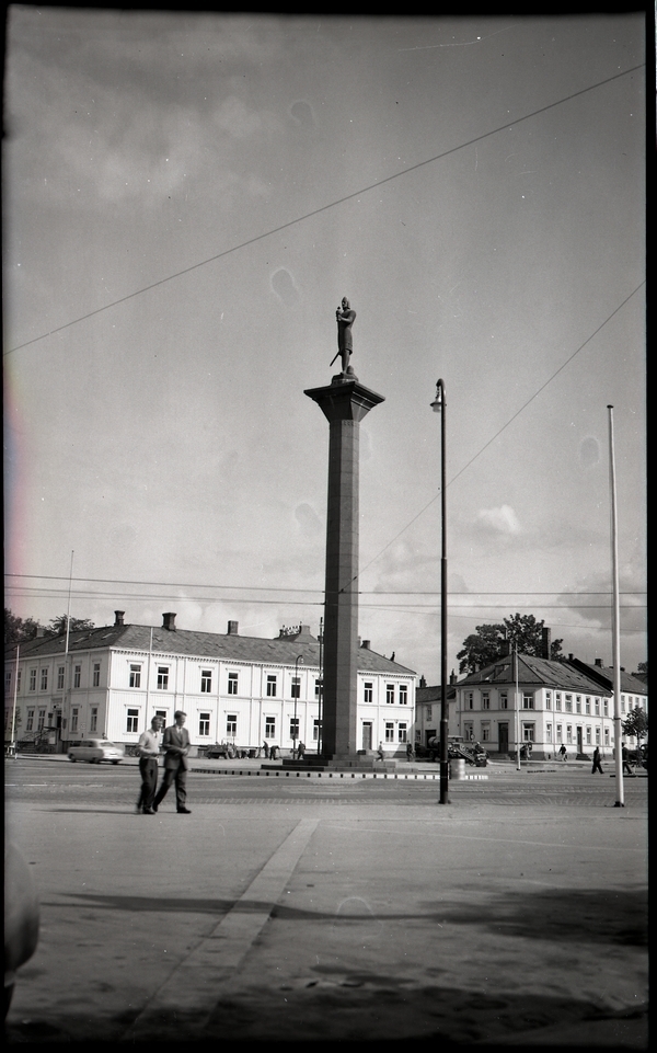Olav Tryggvason statuen på torget i Trondheim