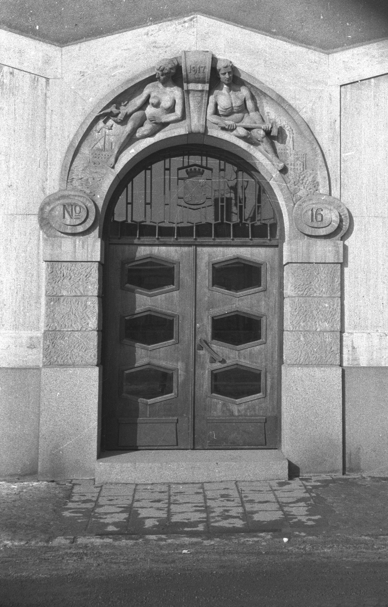 Porten till stadshuset, från 1917, på Erik Dahlbergsgatan 16 i Huskvarna.