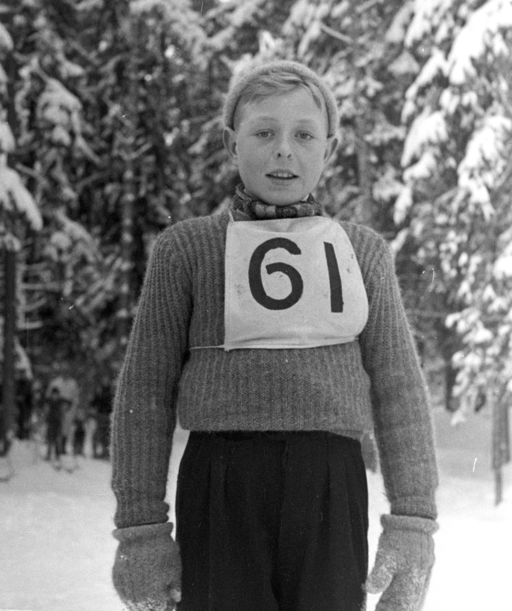 Landsrennet for gutter, hopprenn arrangert av Hamarkameratene 8.februar 1948. Skihopper, ukjent, startnummer 61.