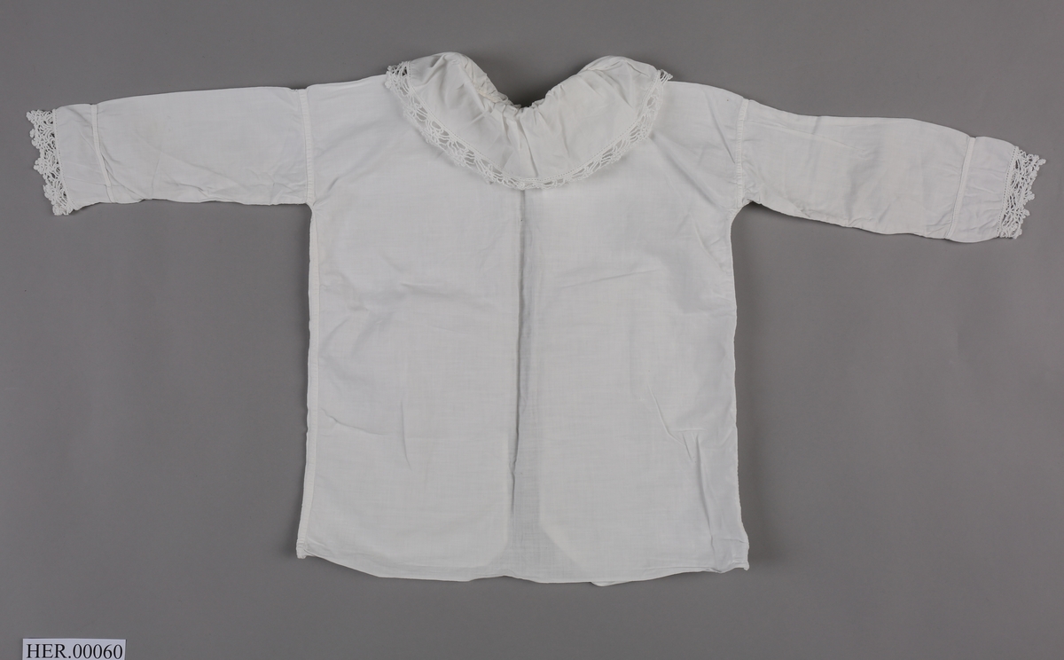 Langarmet nattskjorte til baby med heklekant i krage og på armer
