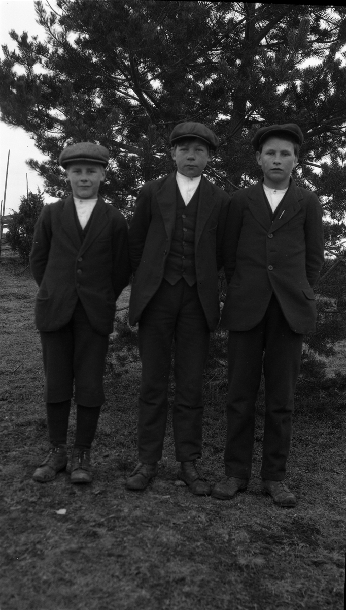 Tre unge gutter i helfigur. Lengst til høyre Laurits Pedersen som senere ble fotografens svoger. De to andre er ikke identifisert.