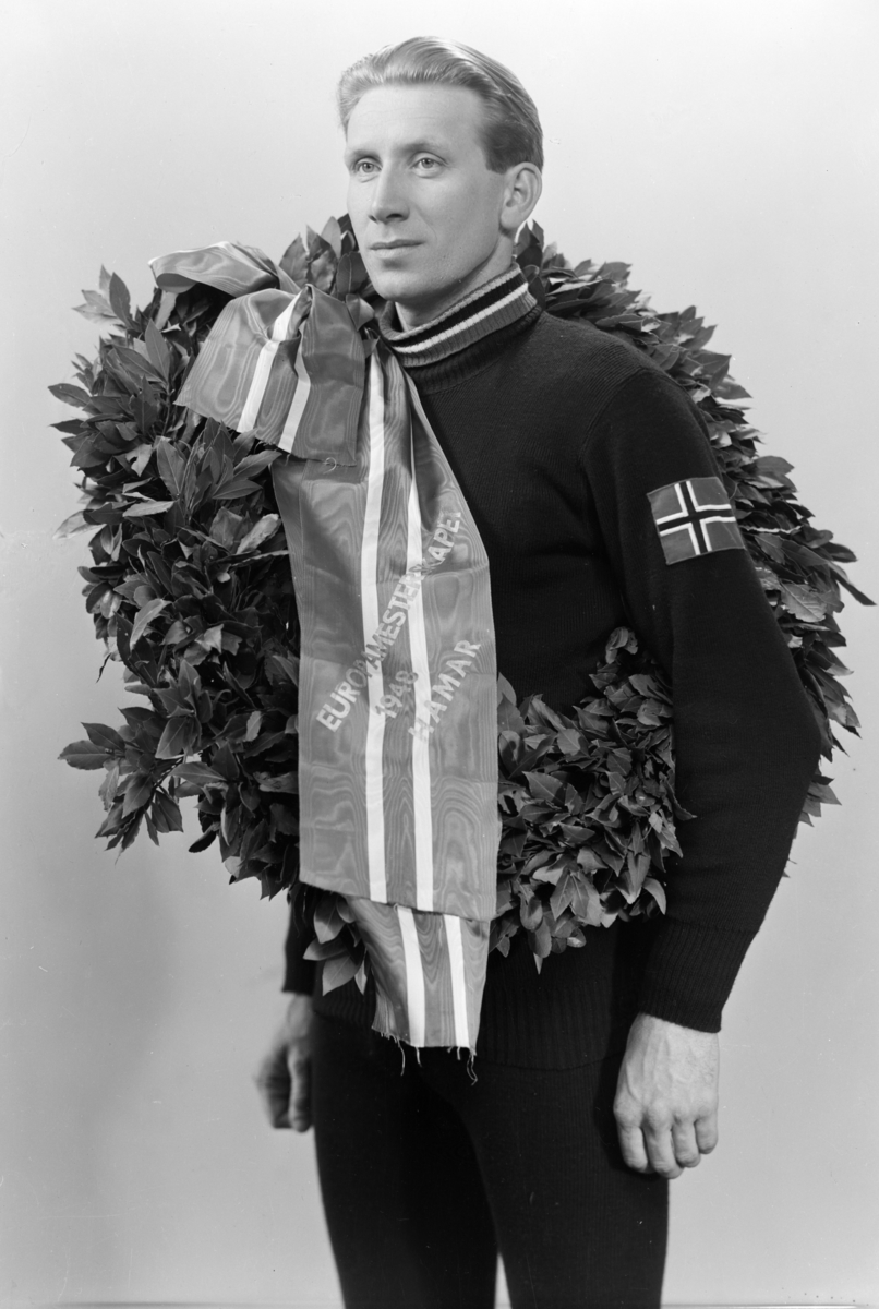 Hamar stadion, skøyteløper europamester på skøyter 1948 Reidar Liaklev med laurbærkrans , EM 1948, europamesterskap på skøyter 1948, 
