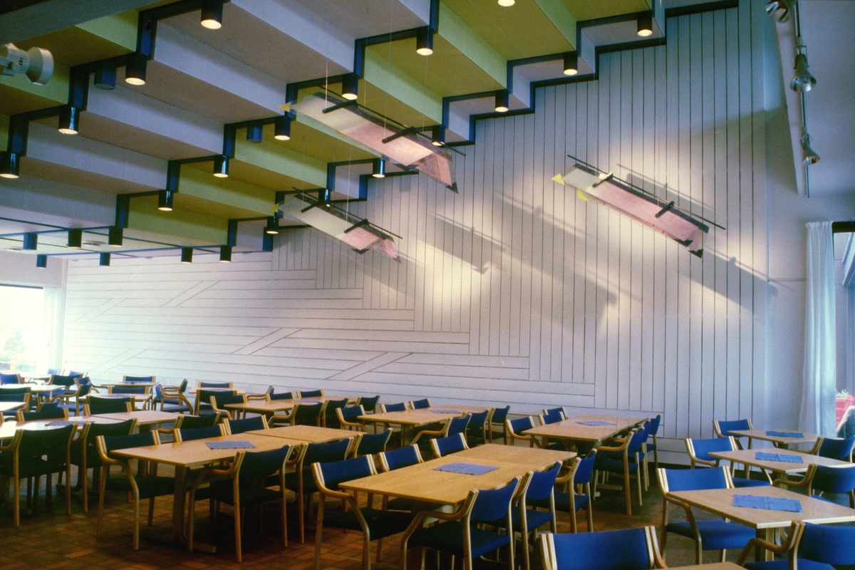 Utsmykkingen til kantinen ble igangsatt i 1986 og var det siste prosjektet i Realfagbygget.