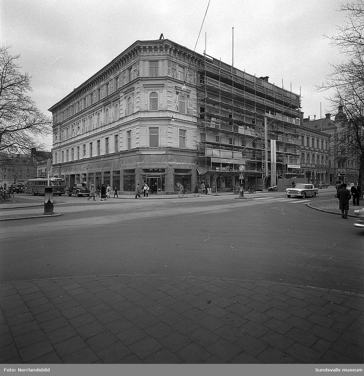 Kreditbankens hus vid Storgatan-Esplanaden under renovering.
