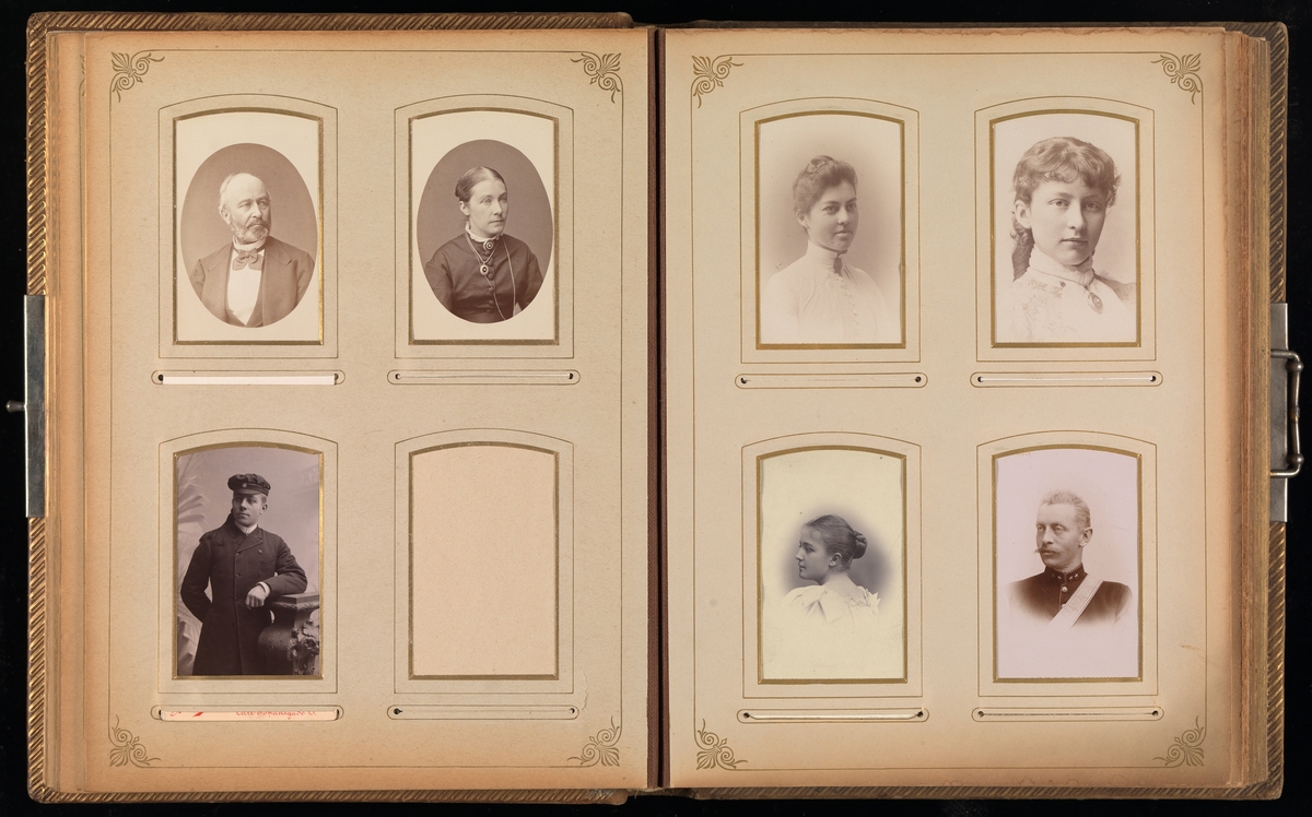 Sjette oppslag i cartes-de-visites-album. På venstre side tre portretter og en tom lomme, på høyre side fire portretter.