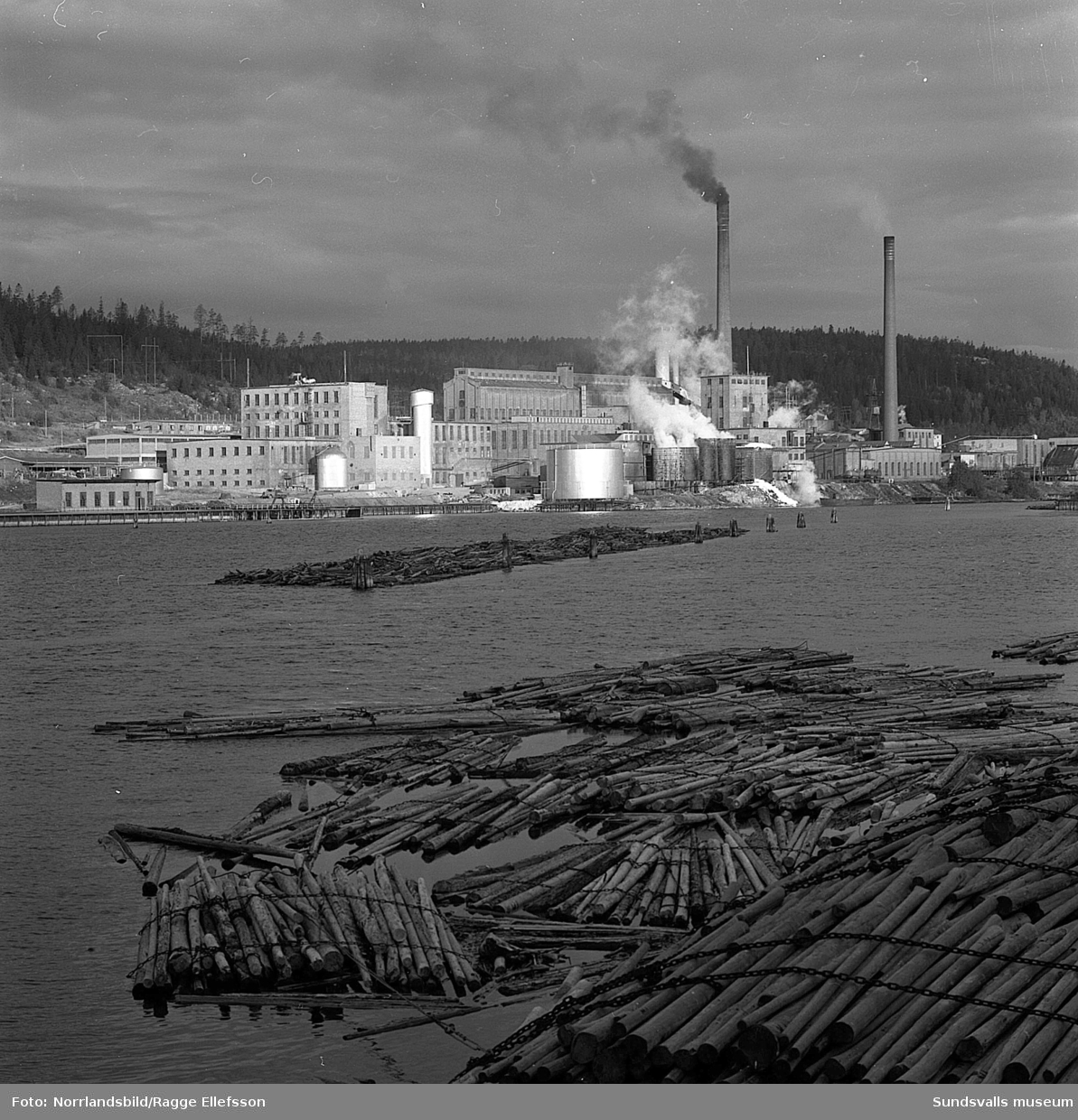 Svartviks fabriksområde fotograferat från Sandslån.