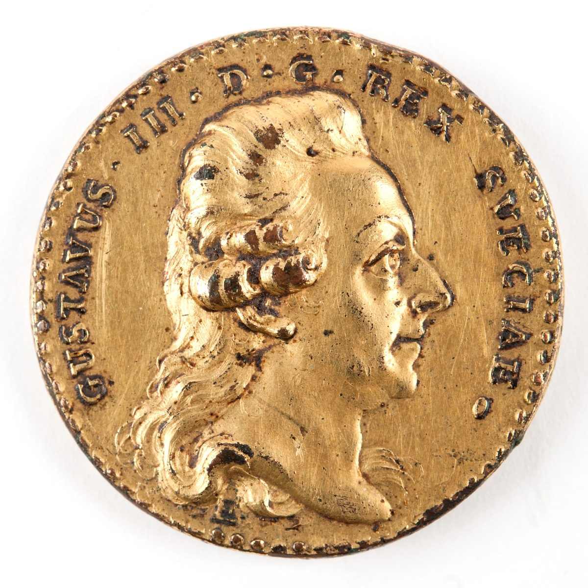 Medalj till minne av slaget vid Hogland. Framsida: Porträtt av Gustaf III. Baksida: Hertig Carls krönta namnchiffer, C, omgivet av flaggor, kanon m.m.