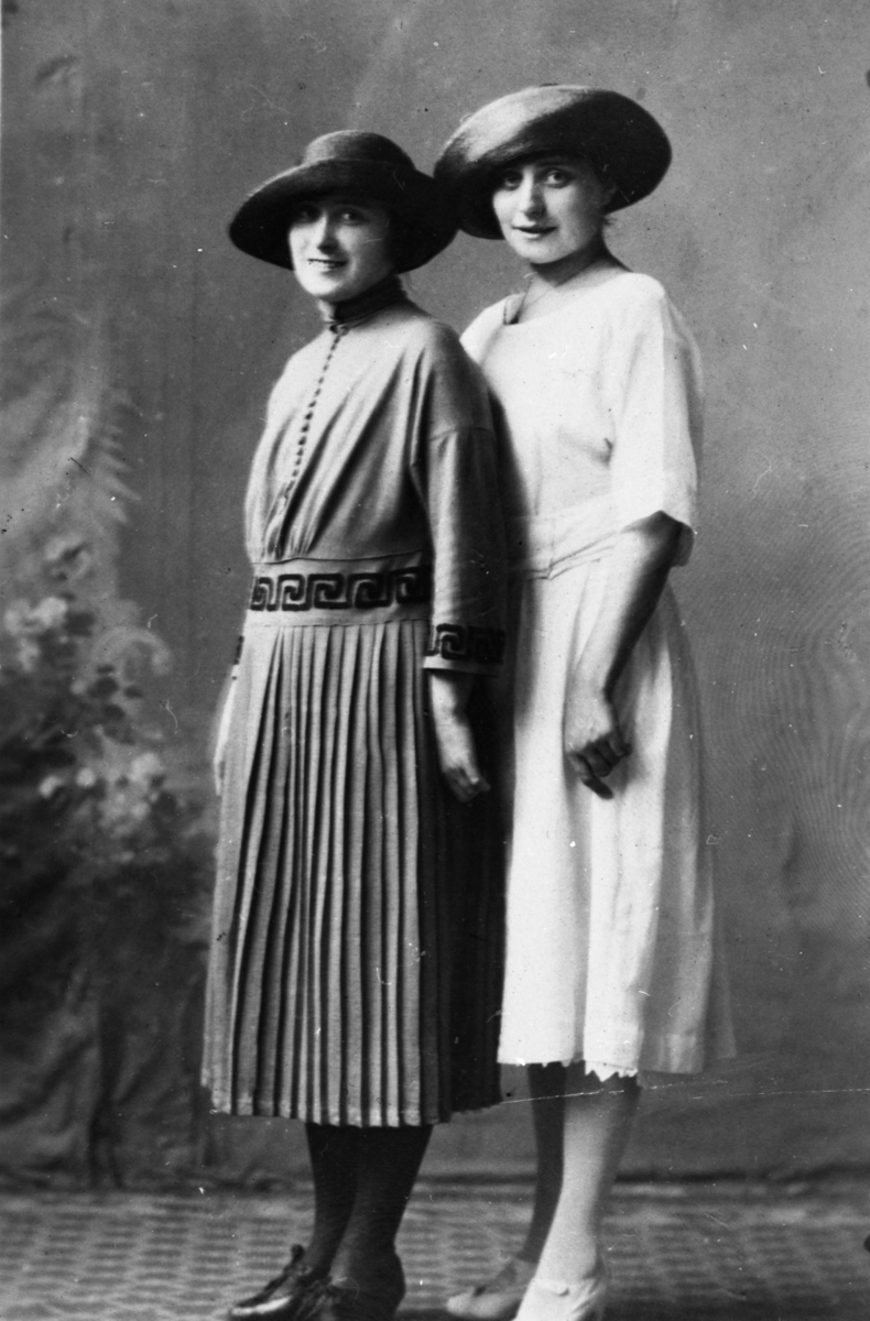 Olga og Clara Kvalø fra Erikstad, Lødingen.