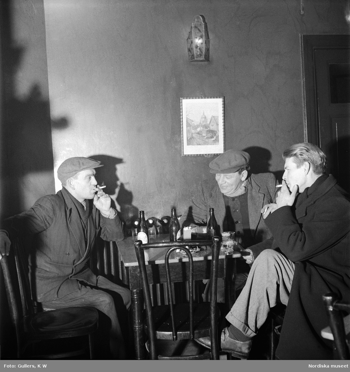 Tre sjömän på ett ölkafé i Gamla stan, Stockholm.