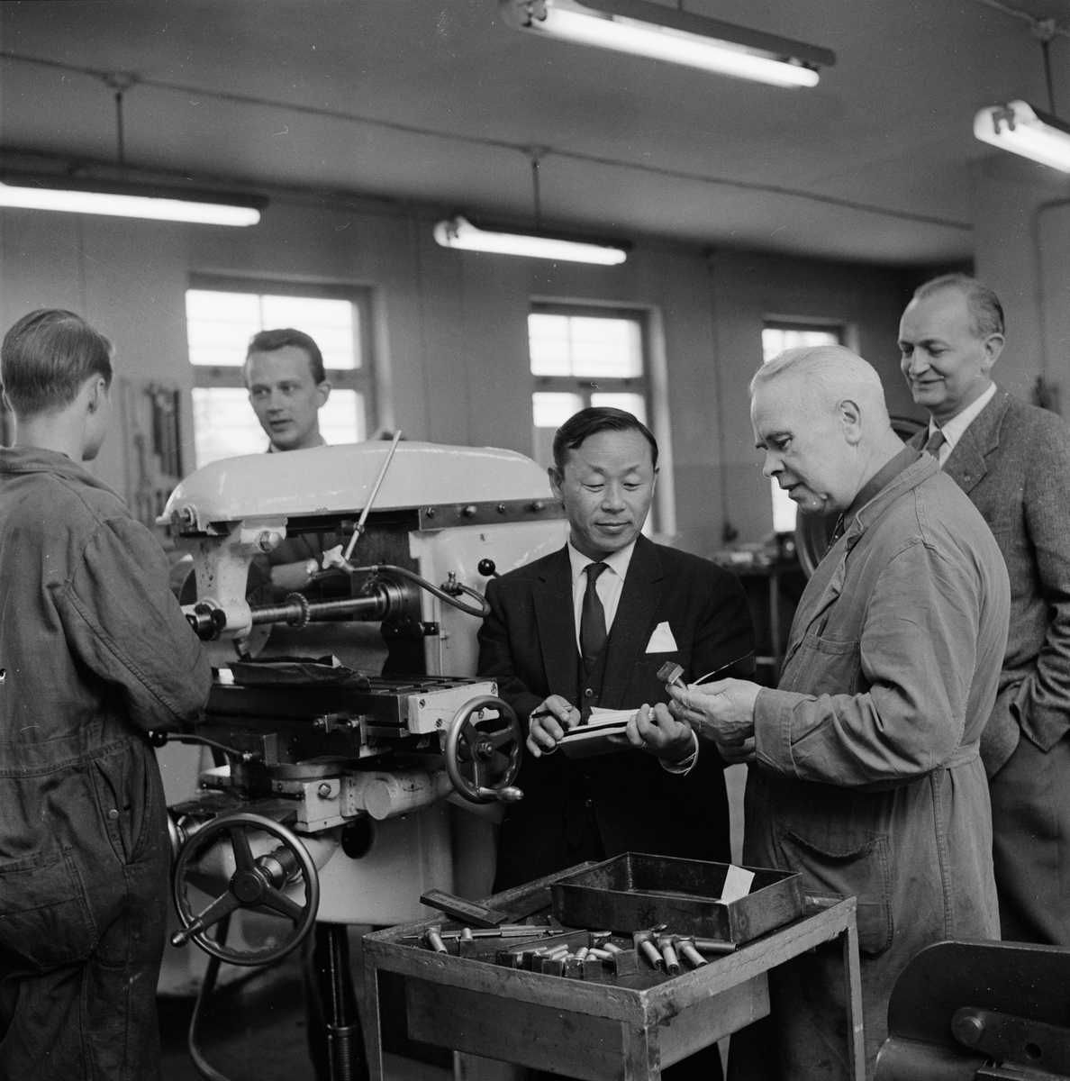 "Koreanskt besök på ungdomsfängelset. Mr Byong Ho Lee besökte mekaniska verkstaden", Uppsala maj 1960