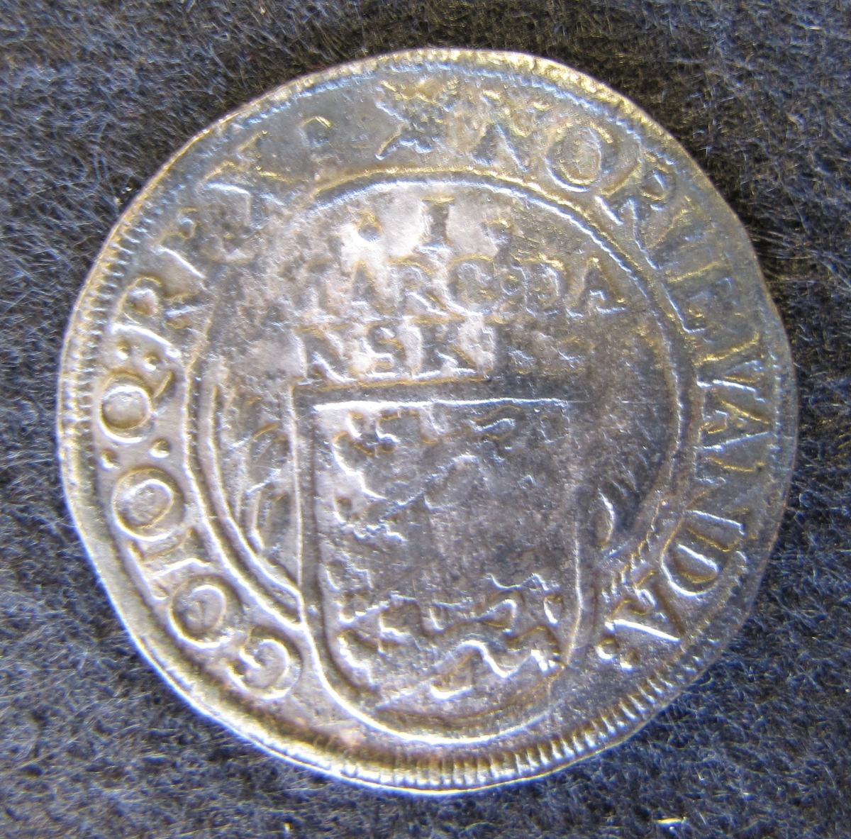 Mynt. Kristian IV, 1 mark, 1607, silver, Danmark.
 

Myntet från Brätte. Funnet tillsammans med mynten 27 530-27 582 inom stadsområdet vid Erik B. Lundbergs utgrävningar 1943.