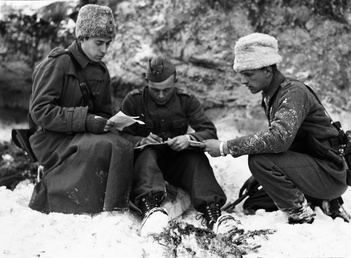 "2,500 man på upländsk manöver. Realistisk strid under morgontimmarna i dag i trakten av Järlåsa", Uppland december 1942