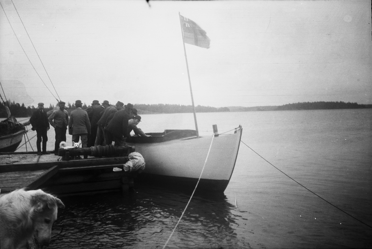 Drottning Victorias bilder. Prins Gustav Adolf och greve Göran Posse byggde en segelbåt, 1904, på Tullgarn med hjälp av en båtbyggare. Här flyter "Sif".
