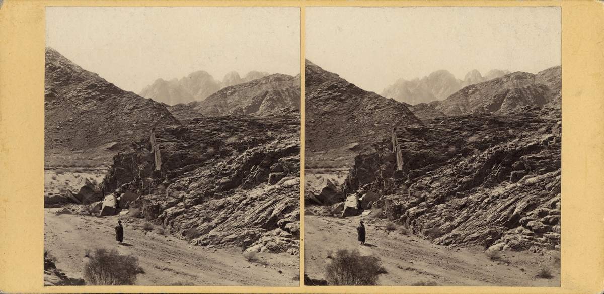 Stereobild av man invid berget Serbal, sett från Wâde Sherah.