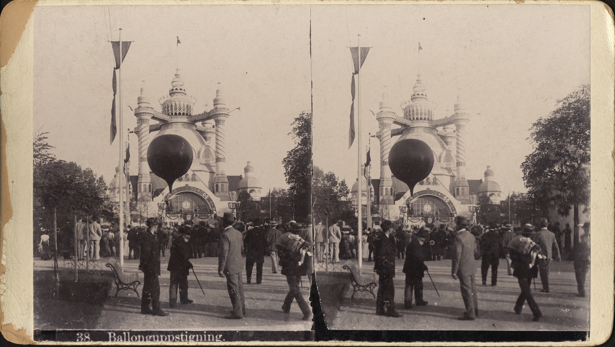 Stereobild med motiv från Allmänna Konst- och Industriutställningen i Stockholm 1897.
Ballonguppstigning.