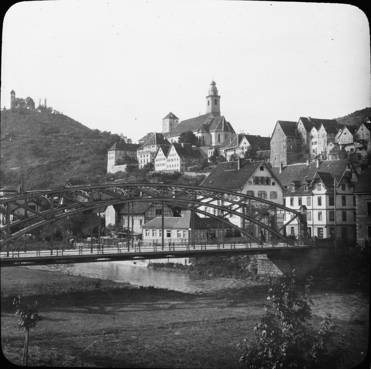 Skioptikonbild med motiv v bro över neckar vid Horb am Neckar.
Bilden har förvarats i kartong märkt: Resan 1908. Tübingen 3. Horb.