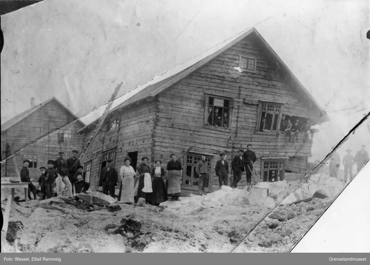 Folk foran skadet arbeiderbolig i Kirkenes 1907-1912