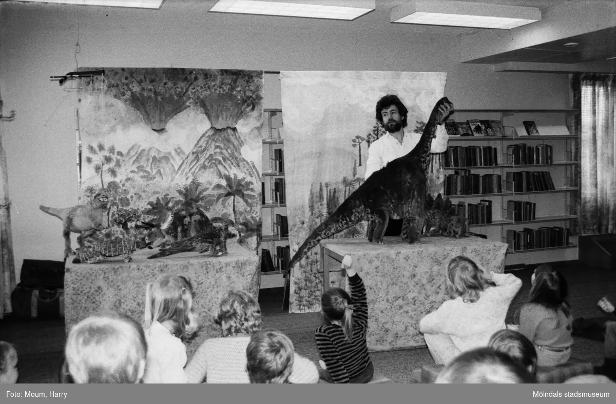 Urban Wahlstedt berättar om dinosaurier för barn på Kållereds bibliotek, år 1984. "Urban Wahlstedt berättade om skräcködlornas liv."

För mer information om bilden se under tilläggsinformation.
