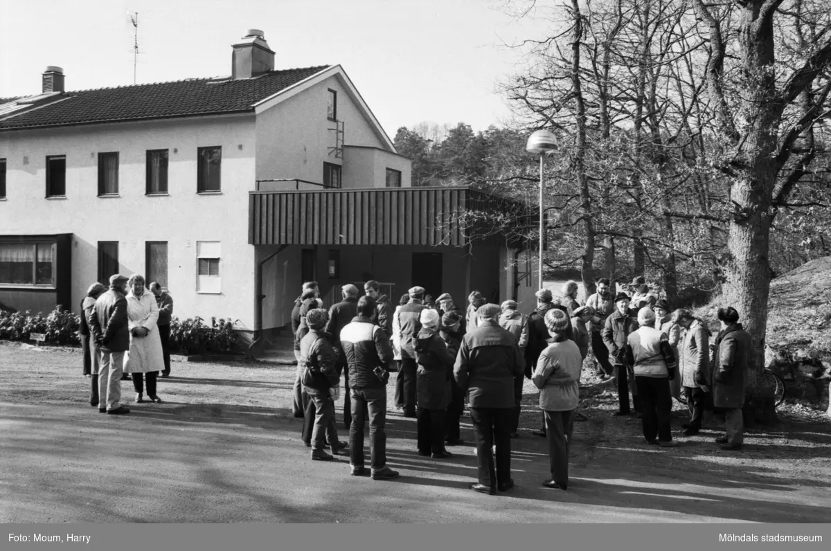 Kållereds hembygdsgille anordnar sockenvandring i Torrekulla, Kållered, år 1984. Här vid Torrekulla turiststation.

För mer information om bilden se under tilläggsinformation.