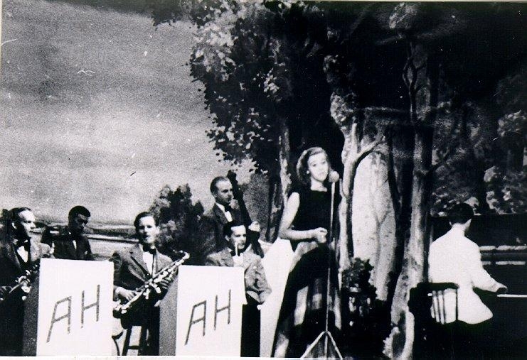 Dansband. Alice Babs och Anders Heribertz orkester i Falköpings Folkets Park, omkring 1940.