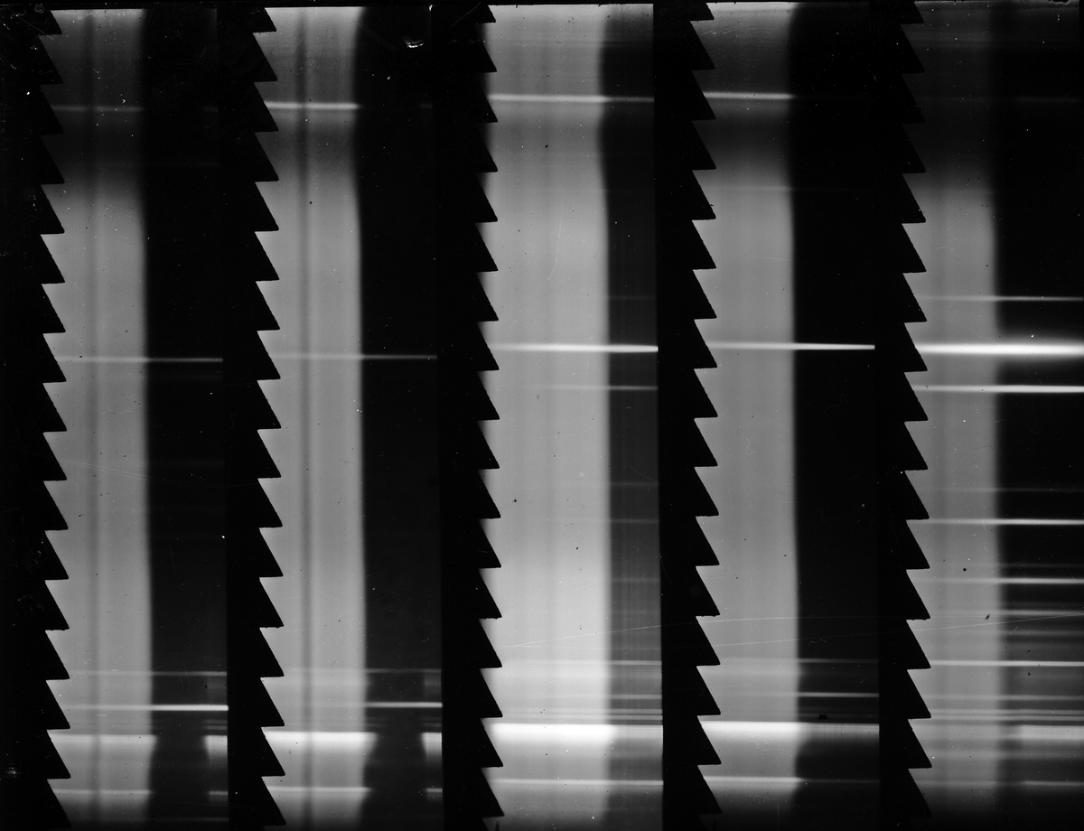 Spektrograf jämte spektrogramnegativ, för att bestämma färgkänsligheten hos fotografiskt negativmaterial.