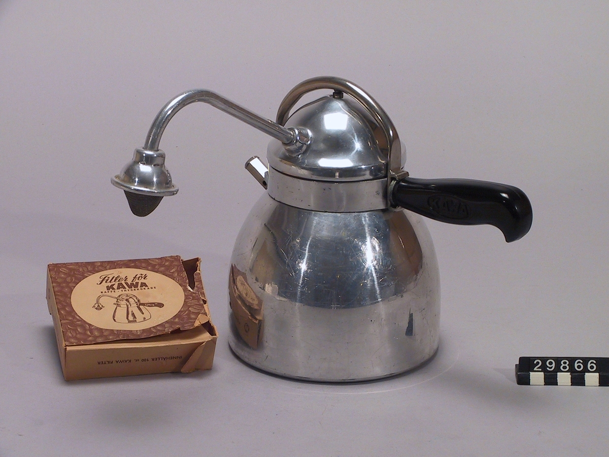 Tryckkokare för kaffe, med filterinsats.
Tillbehör: Tillhörande filter i pappask.