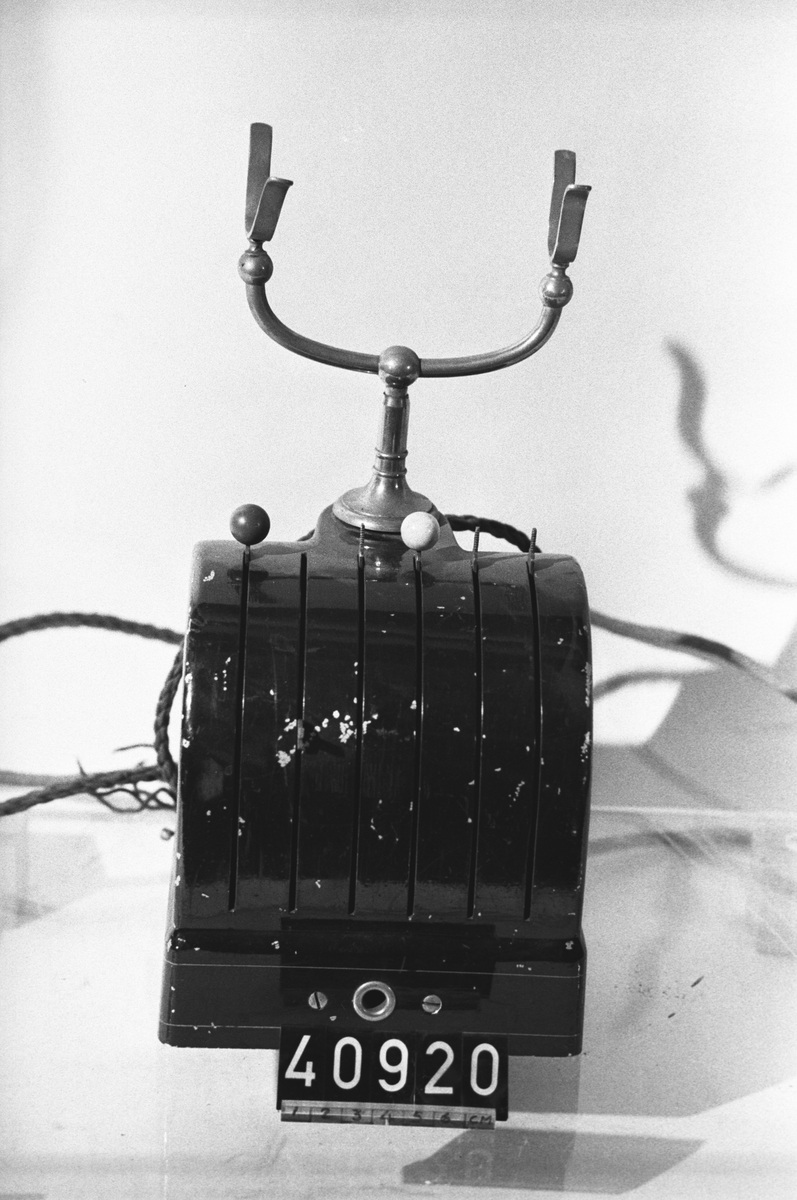 Två st. telefonapparater avsedda för helautomatiskt telefonstation. En märkt med Telegrafverkets emblem, den andra med:  S.T.A.B. Paris. Vikt: 3,0 + 5,6 kg.