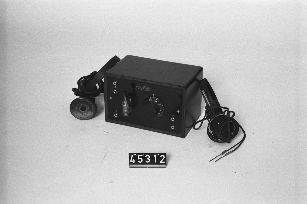 Radiomottagare, Luxor  kristallradiomottagare med två par hörlurar. Vikt: 0,8 + 0,4 kg.
Kristallen märkt EKA.