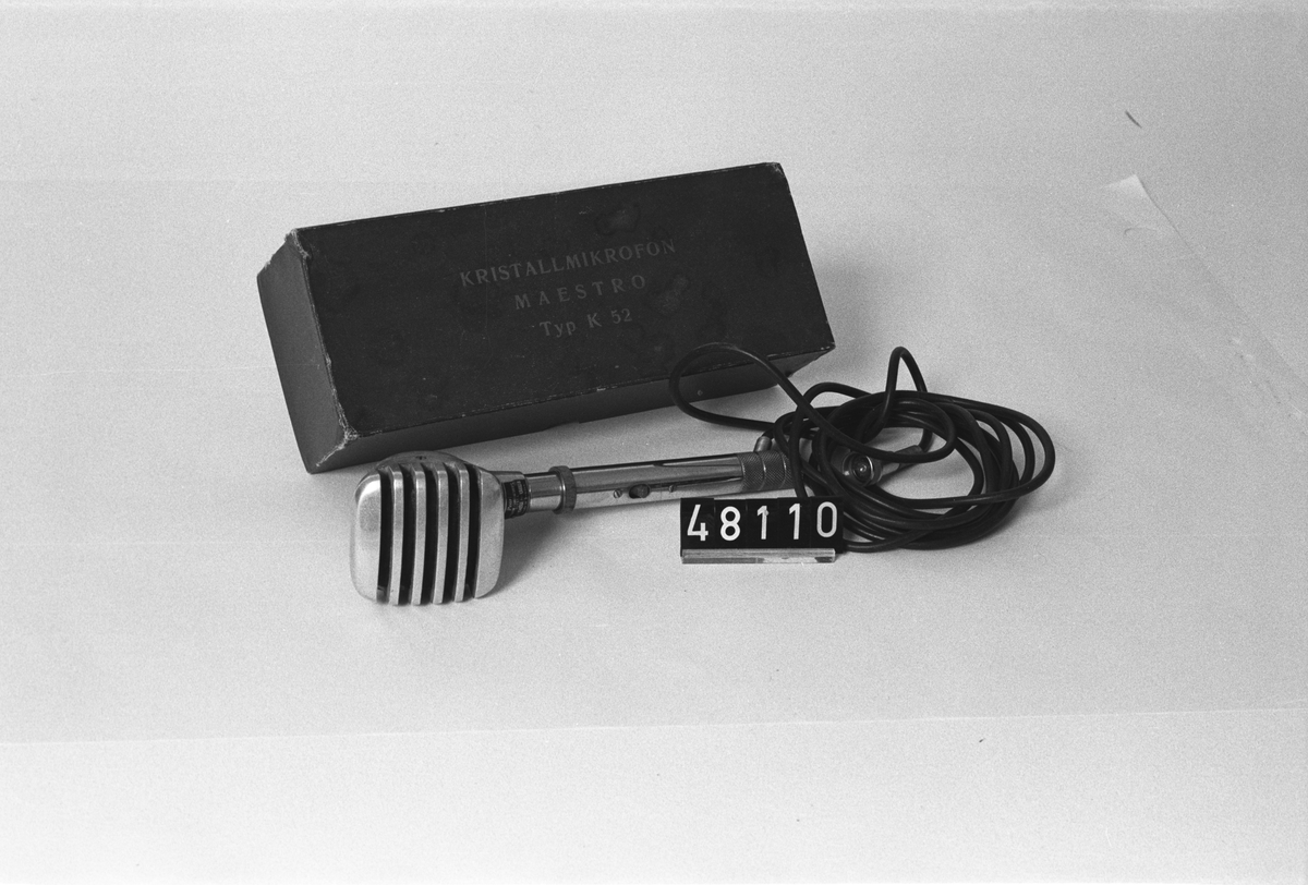 Mikrofon kartong, Mikrofon märkt: " Pearl Mikrofon -Laboratorium FLYSTA Typ:KM8, nr:1628, kartongen märkt: "Kristallmikrofon Maestro typ K 52 nr: 1932".