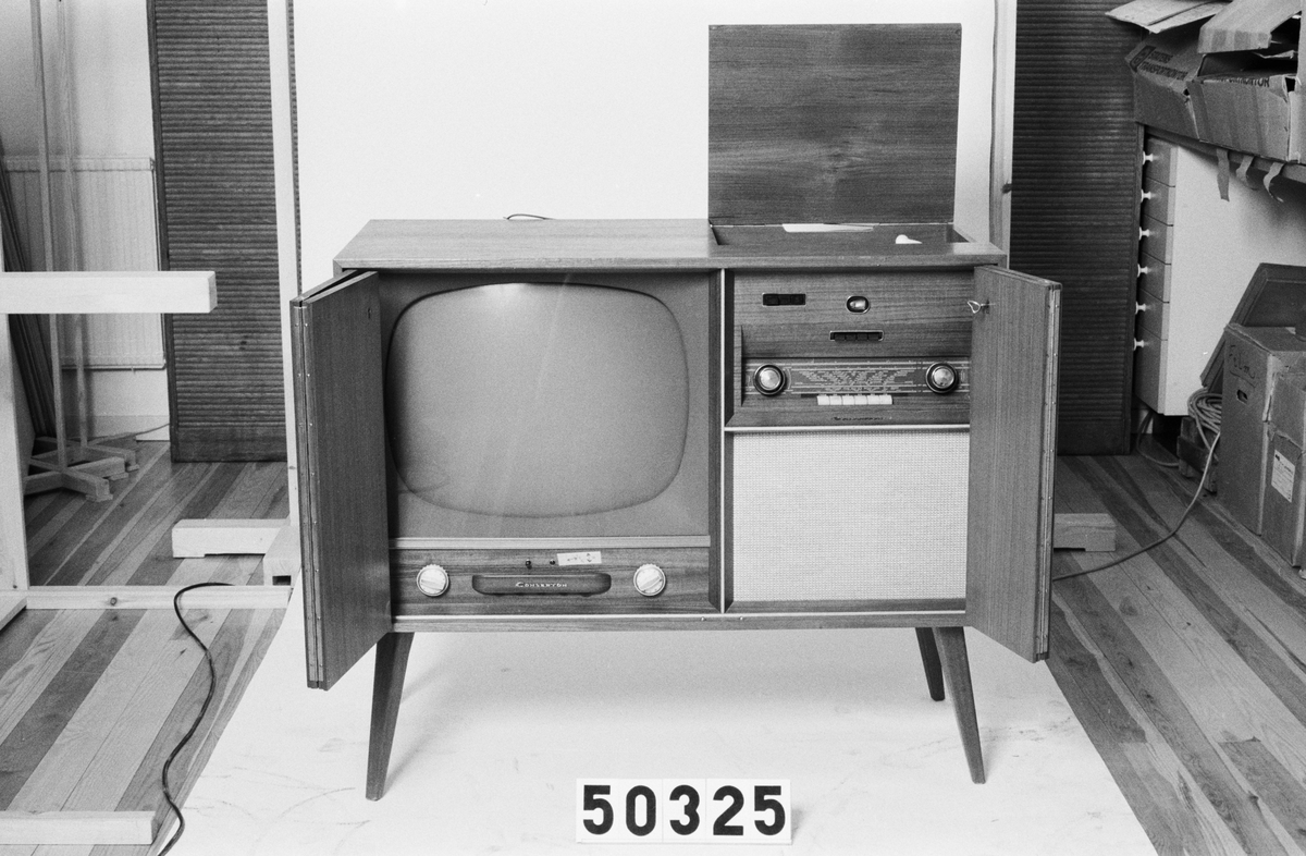 Svartvit TV, radio och grammofon i en möbel. Golvmodell med dörrar för framsida.