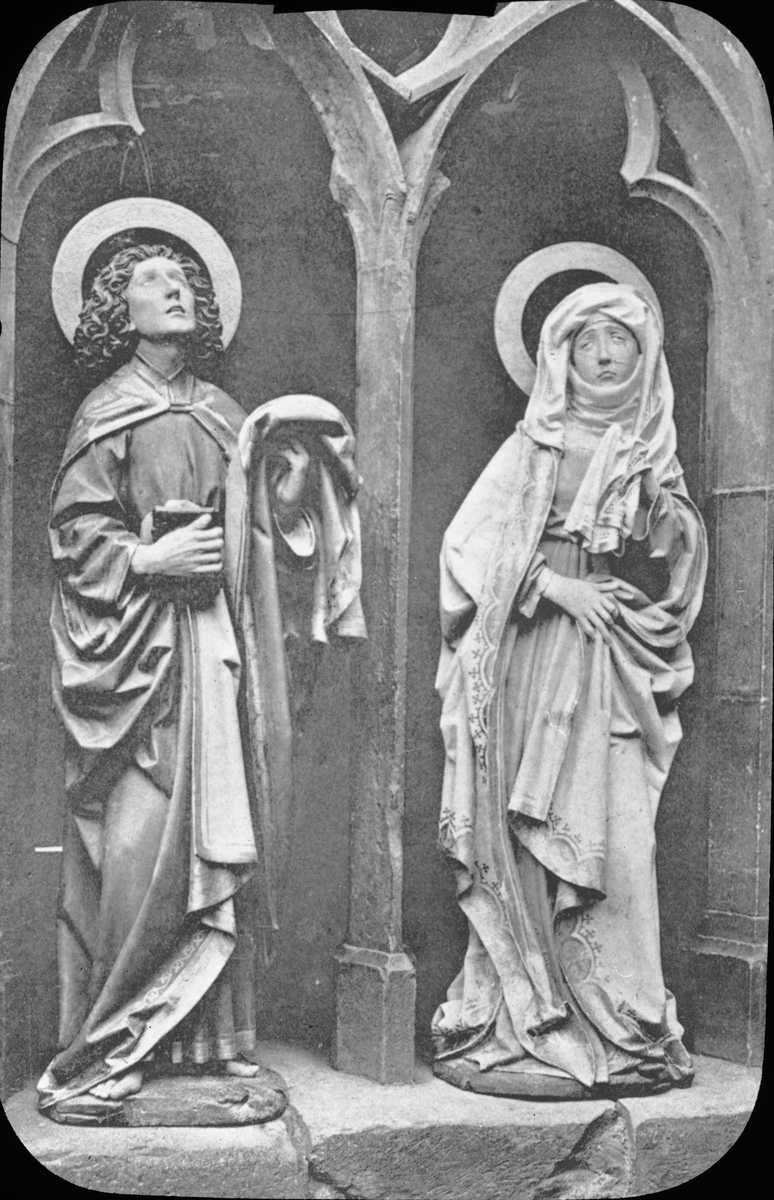 Skioptikonbild med motiv av skulpturer av Maria och Joannes, Dominikanerkirche
Bilden har förvarats i kartong märkt: Resan 1908. Wimpfen 8. XXIV.. Text på bild: "Maria und Joannes. Dominikanerkirche"