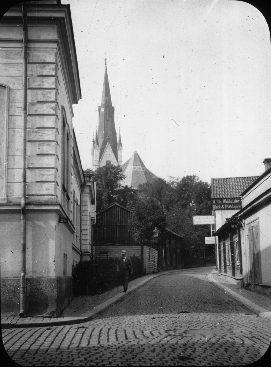 Skioptikonbild med motiv från Linköping. I bakgrunden syns tornet på Linköpings Domkyrka.
Bilden har förvarats i kartong märkt: ?