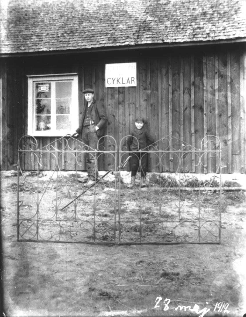 Georg och Adel Skatt framför cykelverkstaden på Furåsen.