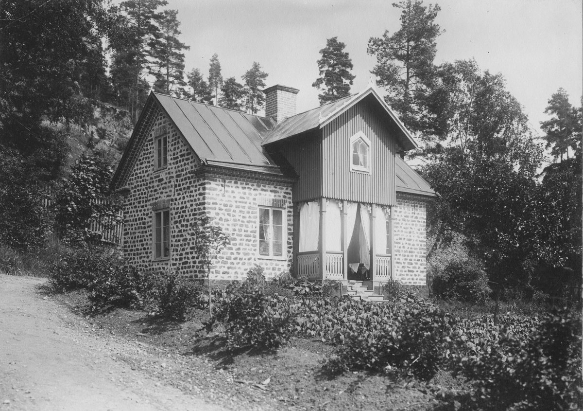 Trädgårdsmästarbostaden vid Överums Bruk, Norra Tjust, 1902.
Fotografiet fick 5:e pris i Svenska Turistföreningens pristäflan 1902.