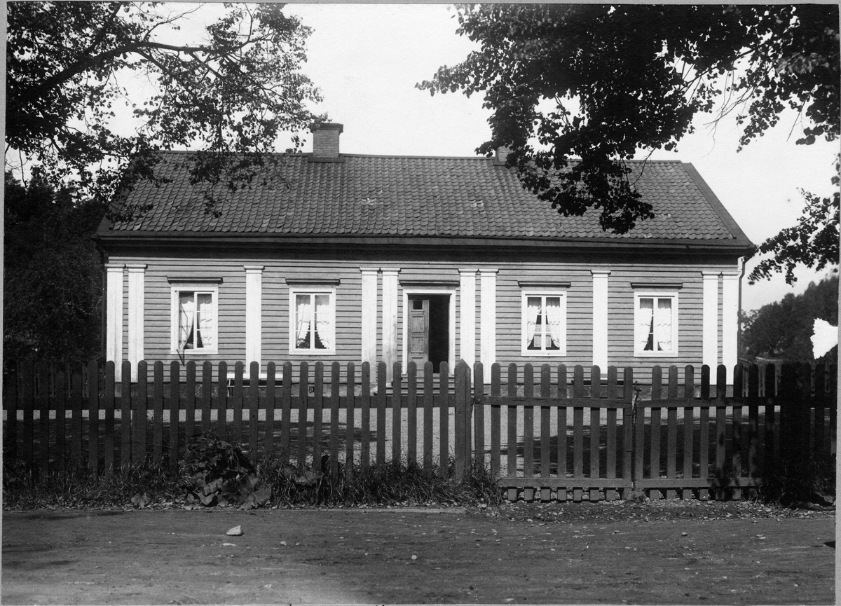 Prästgården vid  Överums Bruk, Norra Tjust, 1902.
Fotografiet fick 5:e pris i Svenska Turistföreningens pristäflan 1902.