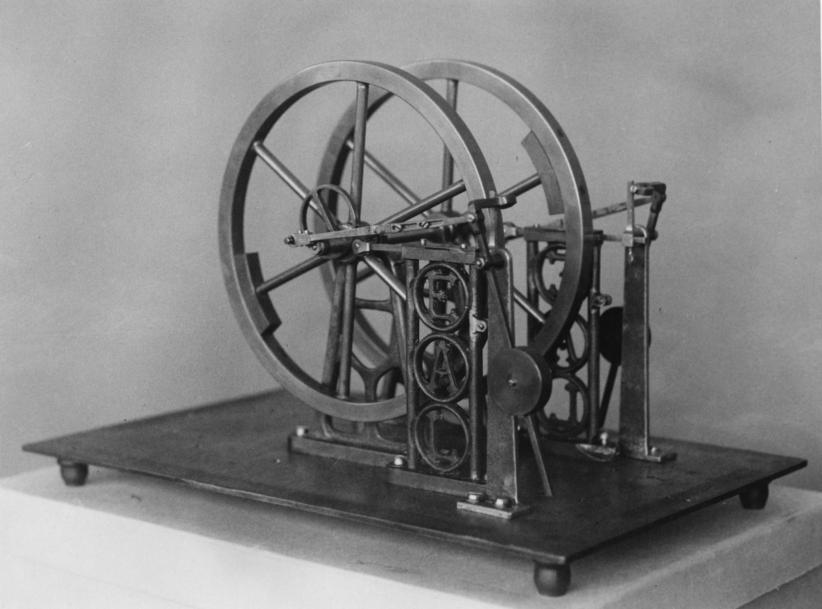 Självgående maskin enligt principen kombination av pendel- och roterande rörelser. Tillverkad av järnsvarvaren Emil August Lundell. Lundell byggde maskine för att övertyga sig själv och andra att ett mekaniskt perpetuum mobile var olösligt. 1870- talet.